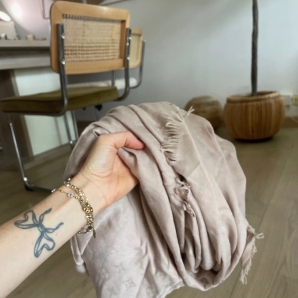 Authentic Louis Vuitton vintage scarf - Picture 9 of 15